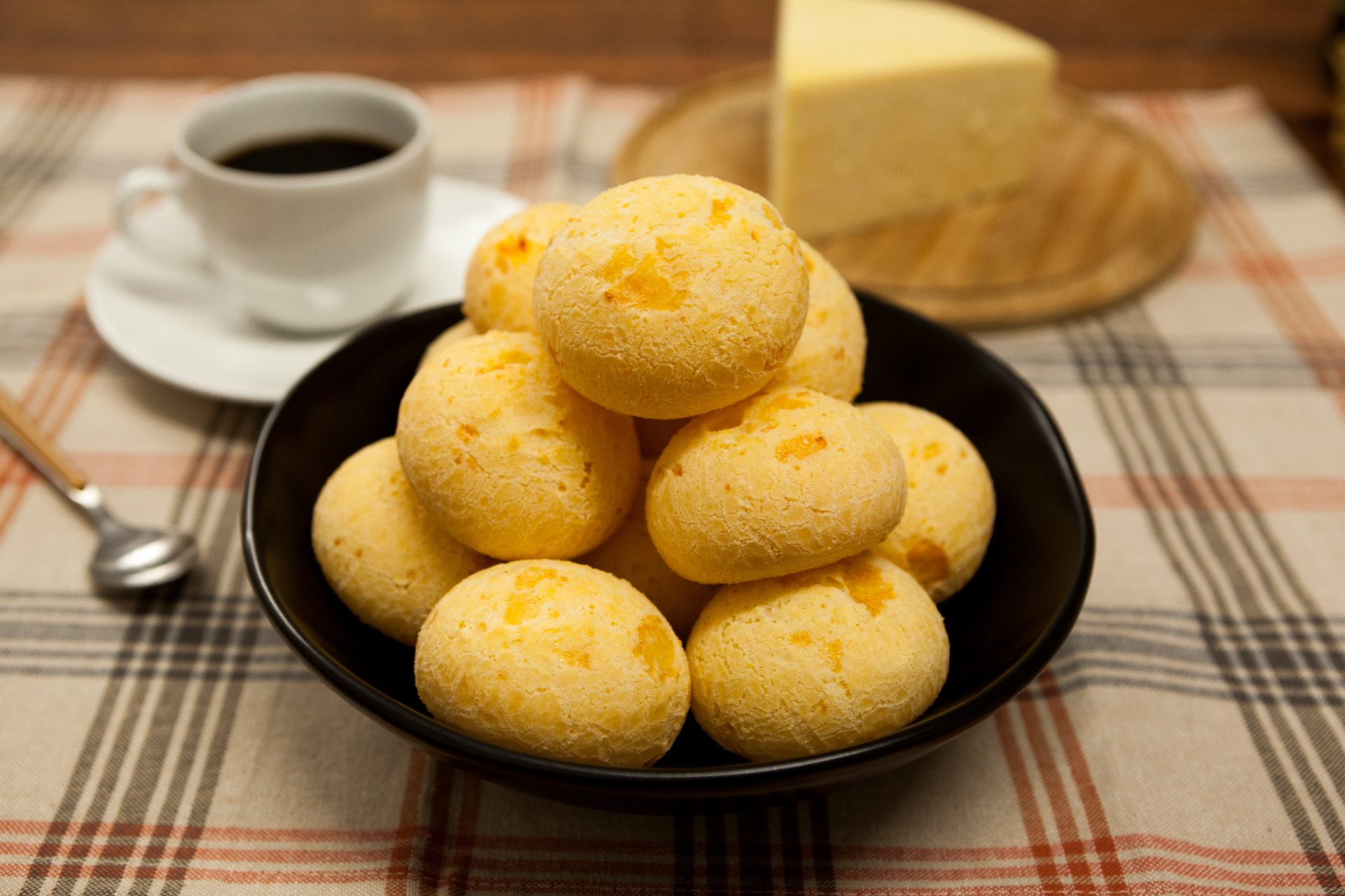 Pão de queijo Vó Joana dourado em cesta rústica